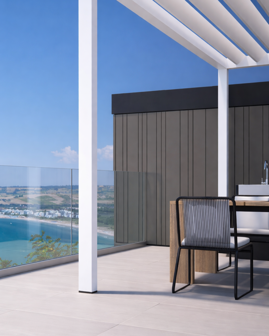 Photo d&rsquo;un garde-corps en verre transparent install&eacute; en bord de terrasse, offrant une protection fiable tout en conservant une vue panoramique sur l&rsquo;ext&eacute;rieur. Sa conception sobre et contemporaine s&rsquo;int&egrave;gre parfaitement aux am&eacute;nagements modernes, sans rupture visuelle.
